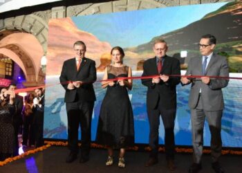 El arte enriquece la diplomacia: Ebrard