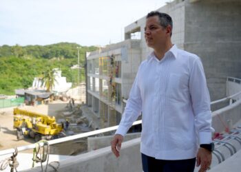 Supervisa Alejandro Murat construcción del Foro Huatulco