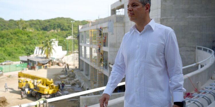 Supervisa Alejandro Murat construcción del Foro Huatulco