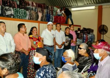 Nino Morales lleva Programa «Cobijemos a nuestros a adultos mayores» a Juchitán
