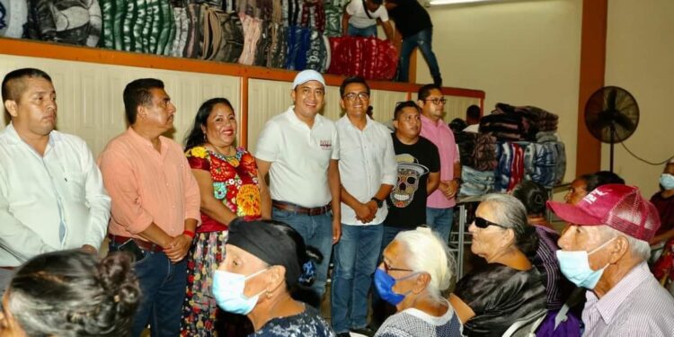 Nino Morales lleva Programa «Cobijemos a nuestros a adultos mayores» a Juchitán