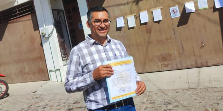 Porfirio Santos Matías se registra con la planilla amarilla para la presidencia de San Antonio de la Cal