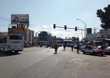 Por adeudo millonario, herreros desmantelan placas del Citybús