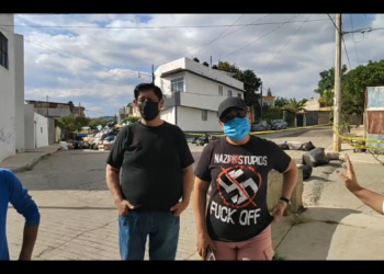 Vecinos de la colonia volcanes cierran circulación de la calle de paricutín.