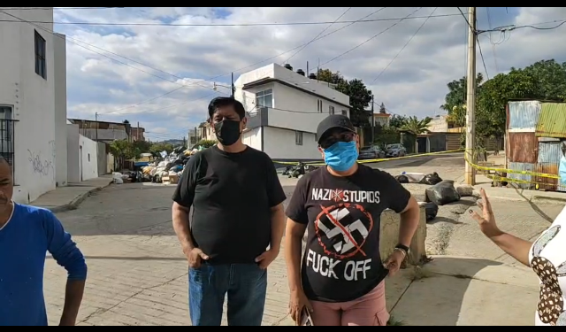 Vecinos de la colonia volcanes cierran circulación de la calle de paricutín.