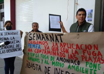 Ambientalistas protestan en SEMARNAT por contaminación generada por fugas en ductos de PEMEX