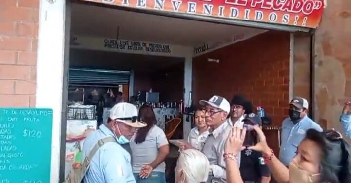 Sin diálogo previo autoridades municipales de Santa María Colotepec clausuran locales del mercado Zicatela