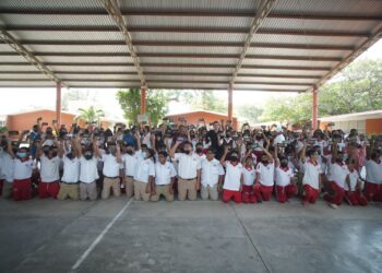 Entrega Fundación NINO lentes gratuitos a estudiantes de secundaria