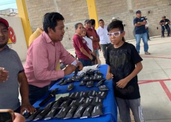 Fundación Nino entrega lentes gratis a familias de San Miguel Tlacotepec