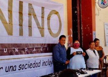 Entrega Fundación Nino lentes gratis en San Pedro y San Pablo Teposcolula