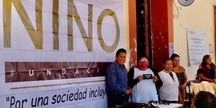 Entrega Fundación Nino lentes gratis en San Pedro y San Pablo Teposcolula
