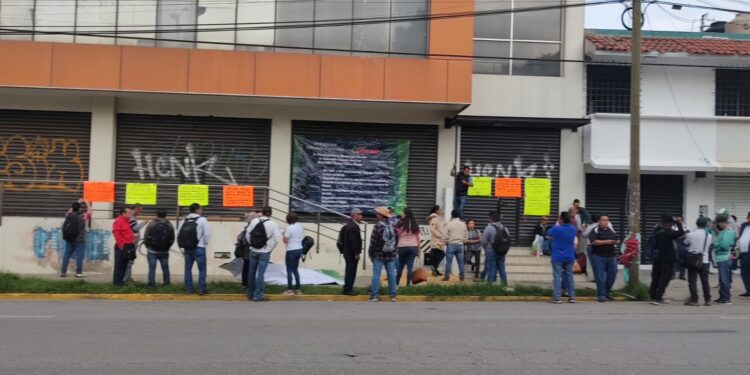 Sigue protesta del SEIEBO por defender sus derechos laborales