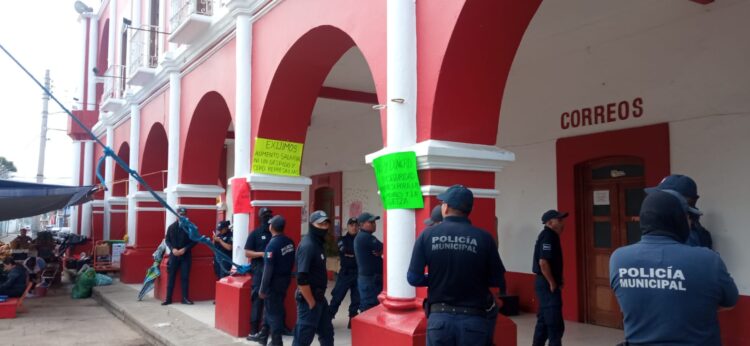 Policías municipales de Zaachila se declaran el paro de labores
