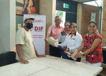 Entrega DIF Oaxaca prótesis de pierna al señor Platón Santiago