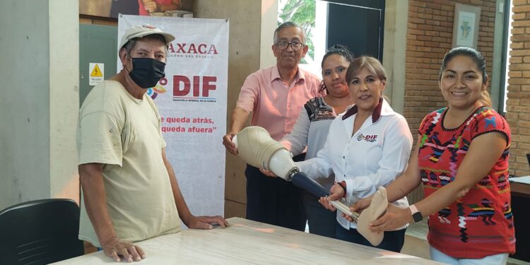 Entrega DIF Oaxaca prótesis de pierna al señor Platón Santiago