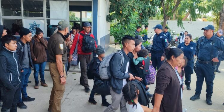 Policía Municipal de Xoxocotlán asegura a 86 personas indocumentadas