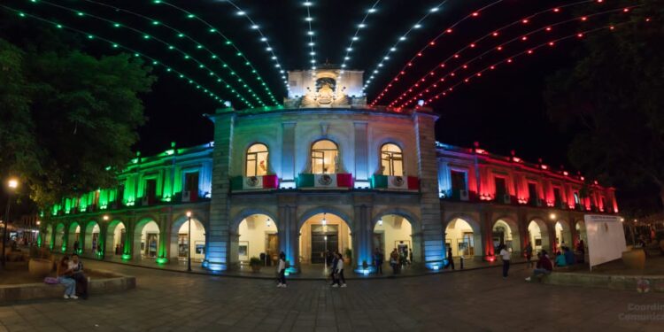 Por fiestas patrias Secretaría de Administración embellece en la capital oaxaqueña