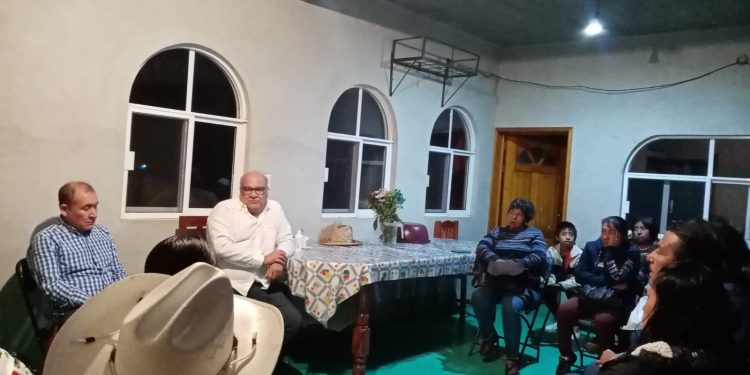 Se reúne Javier Villacaña con militantes de San Andrés Ixtlahuaca