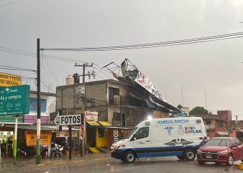 En Xoxo retiran espectaculares que representaban un riesgo para la ciudadanía.