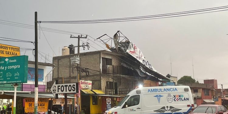 En Xoxo retiran espectaculares que representaban un riesgo para la ciudadanía.