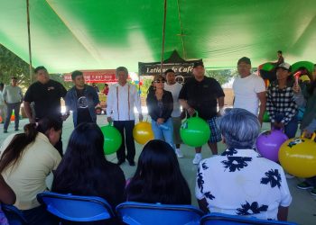 Francisco Martínez Neri y Nancy Mota se visten de Reyes Magos y con juguetes, inundan de alegría colonias de Oaxaca