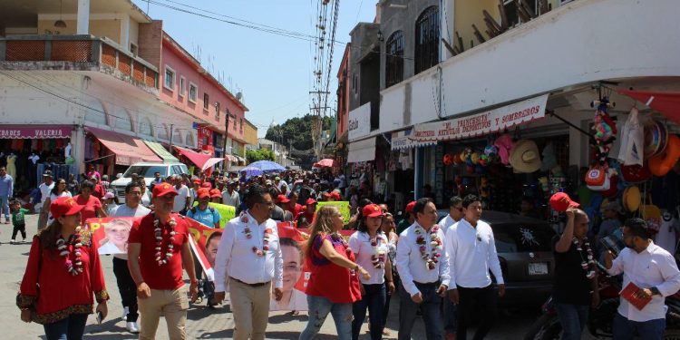 Fernando Aguilar Robles acompaña a Benjamín Robles Montoya en Miahuatlán de Porfirio Díaz