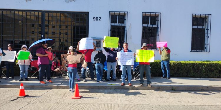Trabajadores del CONALEP de Huajuapan de león cierran las oficinas de la Junta Especial del Trabajo