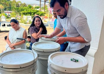 Edil de San Juan Cacahuatepec viola la ley electoral, promueve su imagen con acciones de gobierno