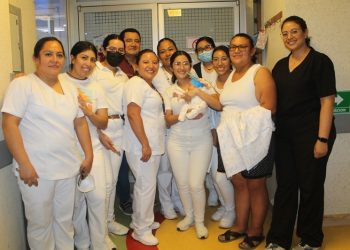 Médicos del Hospital Aurelio Valdivieso salvan la vida de bebé prematuro