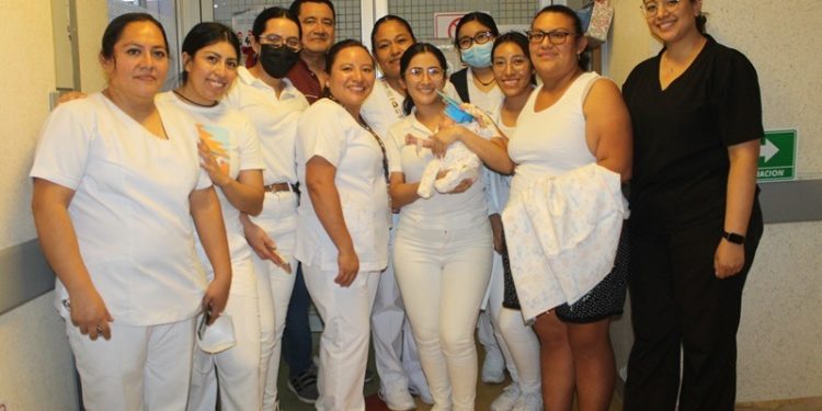 Médicos del Hospital Aurelio Valdivieso salvan la vida de bebé prematuro