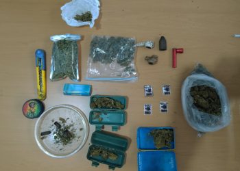 Policía Municipal de Xoxo recupera vehículo robado y detiene a tres personas con sustancias ilícitas.