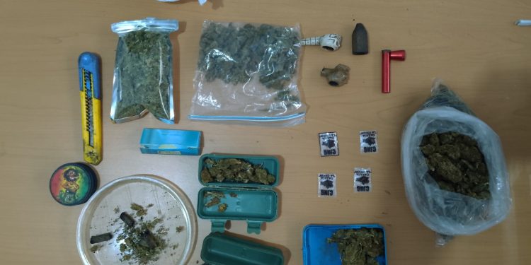 Policía Municipal de Xoxo recupera vehículo robado y detiene a tres personas con sustancias ilícitas.