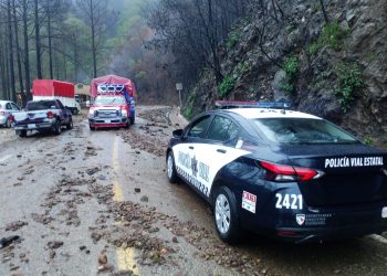 Carretera Oaxaca-Ixtlán opera con un solo carril por deslave en kilómetro 195