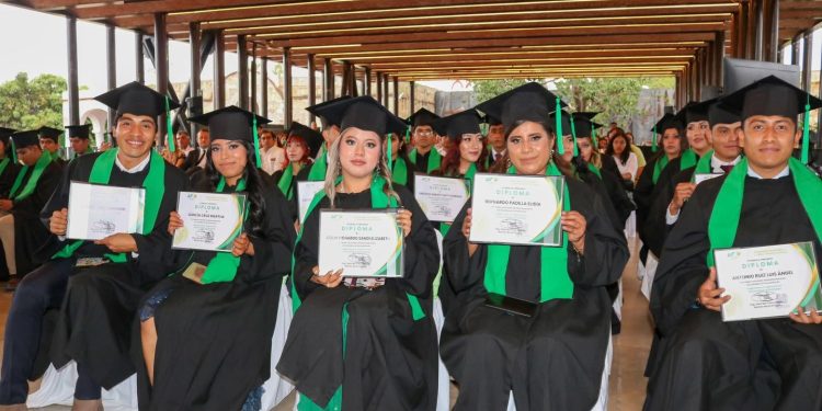Culminan sus estudios 288 estudiantes de la UTVCO