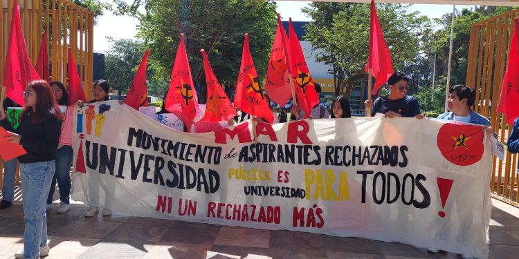 Integrantes de la Unión de la Juventud Revolucionaria de México realizan su primera reunión de aspirantes rechazados de la UABJO en Ciudad Universitaria