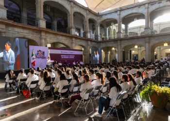 Entregan tarjetas a juventudes beneficiarias del programa Mi Primera Chamba