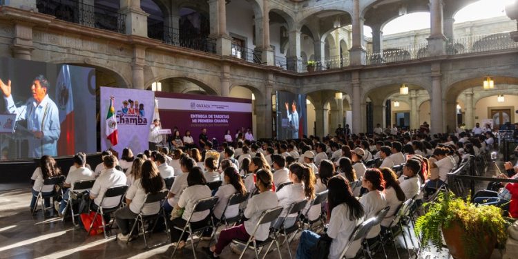 Entregan tarjetas a juventudes beneficiarias del programa Mi Primera Chamba