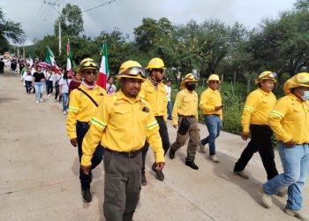 Reconocen trabajo de combatientes forestales durante desfile cívico en San Francisco Yosocuta