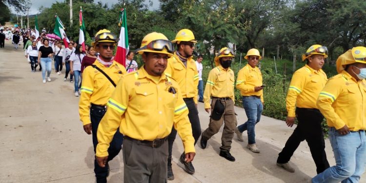 Reconocen trabajo de combatientes forestales durante desfile cívico en San Francisco Yosocuta