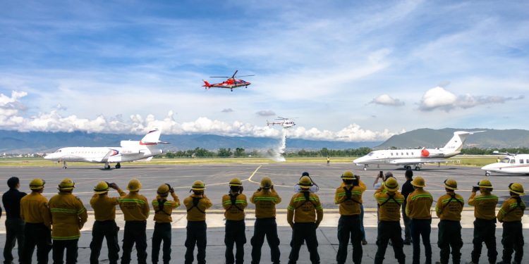 Suma Gobierno del Estado helicóptero equipado con sistema Fire Attack para el combate de incendios forestales
