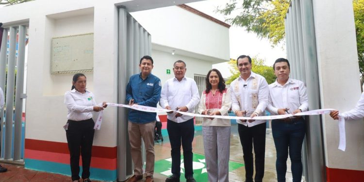 Presidenta del DIF Oaxaca y autoridades municipales, inauguran UBR en Xoxo